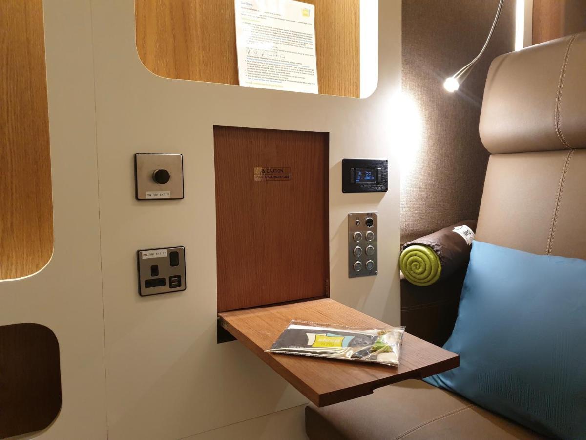 Отель Sleep 'N Fly Sleep Lounge, South Node - Transit Only Доха Экстерьер фото